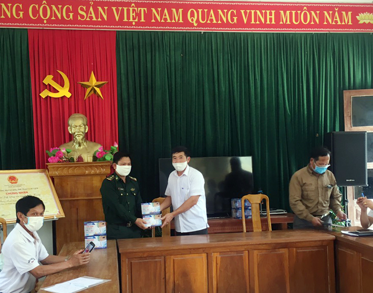 Đồng chí Lê Duy Hưng, Chủ tịch Ủy ban MTTQ Việt Nam huyện Bố Trạch trao khẩu trang cho Đồn Biên phòng Cồn Roàng, xã Thượng Trạch