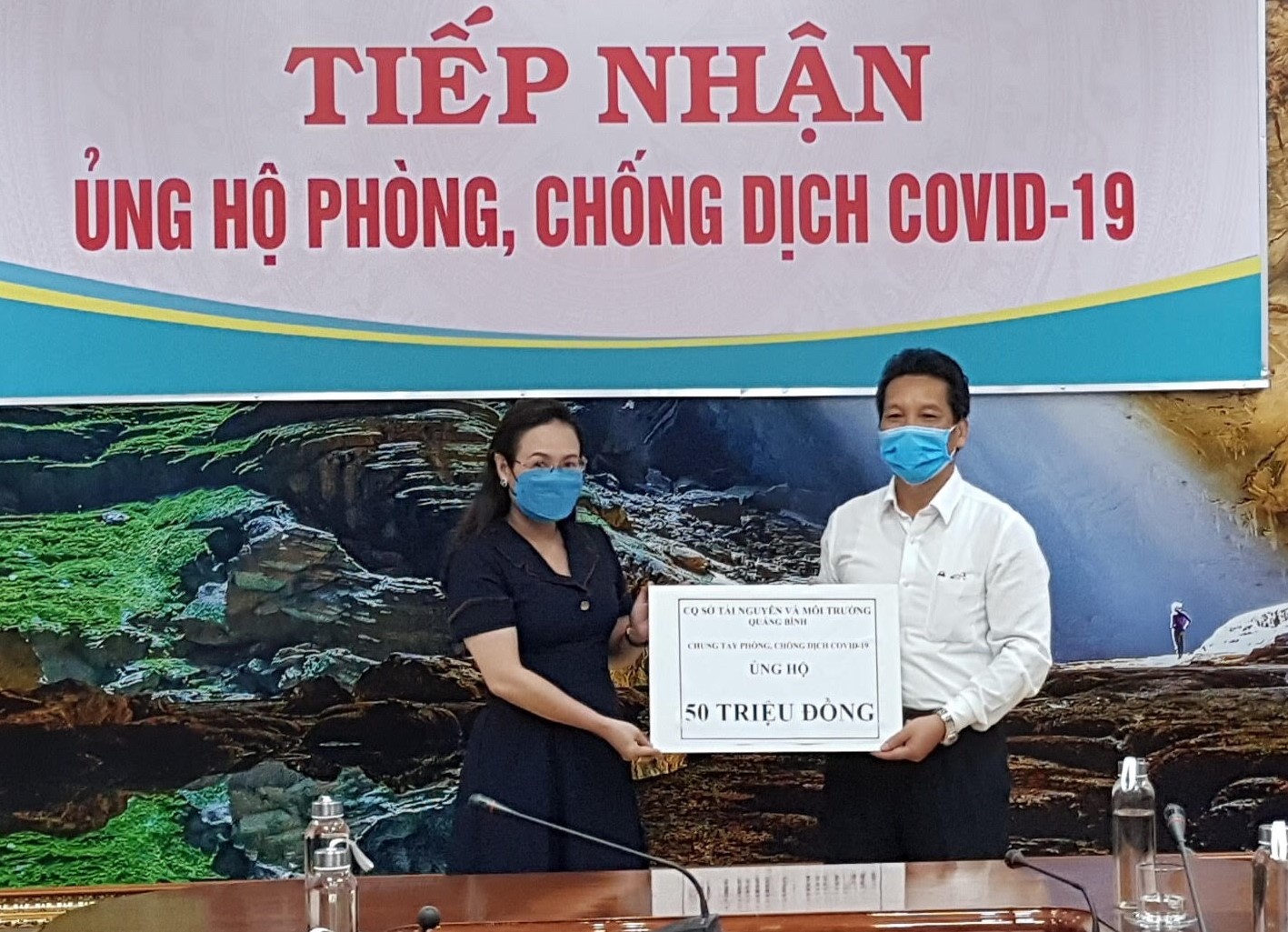 Đồng chí Chủ tịch Ủy ban MTTQVN tỉnh Phạm Thị Hân tiếp nhận số tiền ủng hộ 50 triệu đồng từ đại diện lãnh đạo Sở Tài nguyên và Môi trường