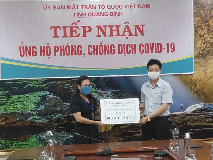 Đồng chí Chủ tịch Ủy ban MTTQVN tỉnh Phạm Thị Hân tiếp nhận số tiền ủng hộ 30 triệu đồng từ Sở Giao thông Vận tải