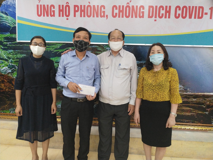 Đại diện lãnh đạo Ủy ban MTTQVN tỉnh tiếp nhận số tiền ủng hộ từ Ban liên lạc Hội tình nghĩa ngành vật tư xăng dầu Quảng Bình