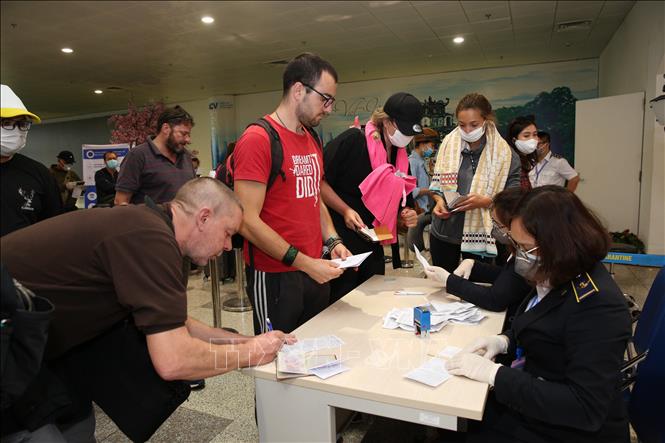  Khách quốc tế nhập cảnh vào Việt Nam làm thủ tục khai báo y tế tại cửa khẩu Sân bay quốc tế Nội Bài (Hà Nội), chiều 7-3. Ảnh minh họa: Dương Giang/TTXVN