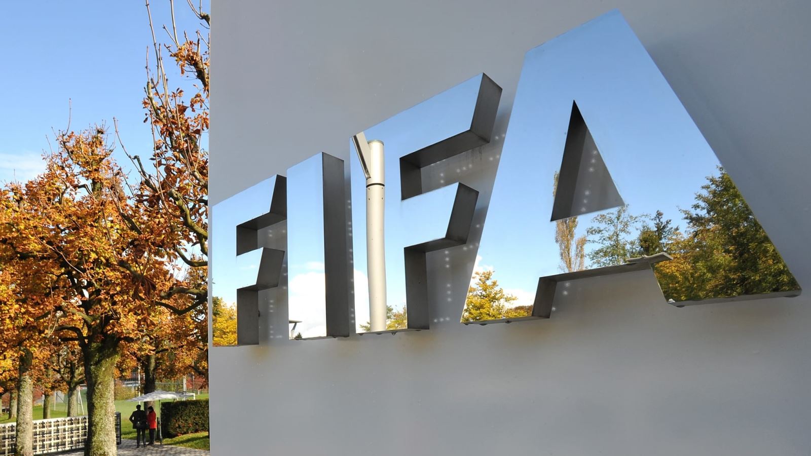 FIFA quyết đưa bóng đá sớm trở lại quỹ đạo. Ảnh: Eurosports.
