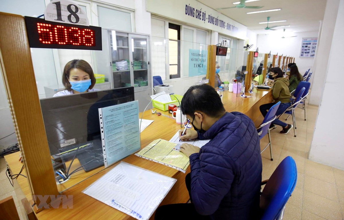 Người lao động đến làm thủ tục bảo hiểm thất nghiệp tại Trung tâm Dịch vụ việc làm Hà Nội. (Ảnh: Anh Tuấn/TTXVN)