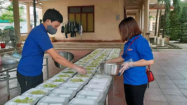Đoàn viên thanh niên thị xã Ba Đồn tham gia chuẩn bị thức ăn cho công dân tại khu cách ly.