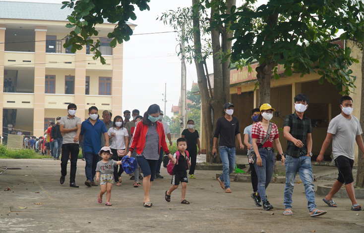 Mọi người lần lượt rời khu cách ly tập trung của tỉnh Quảng Bình.