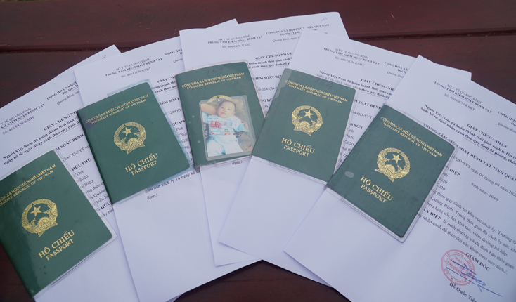 .. nhận lại hộ chiếu và giấy chứng nhận hoàn thành 14 ngày cách ly tập trung đúng quy định.