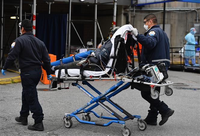 Nhân viên y tế chuyển bệnh nhân nhiễm COVID-19 tới bệnh viện Brooklyn ở New York (Mỹ) ngày 31-3-2020. Ảnh: AFP/TTXVN