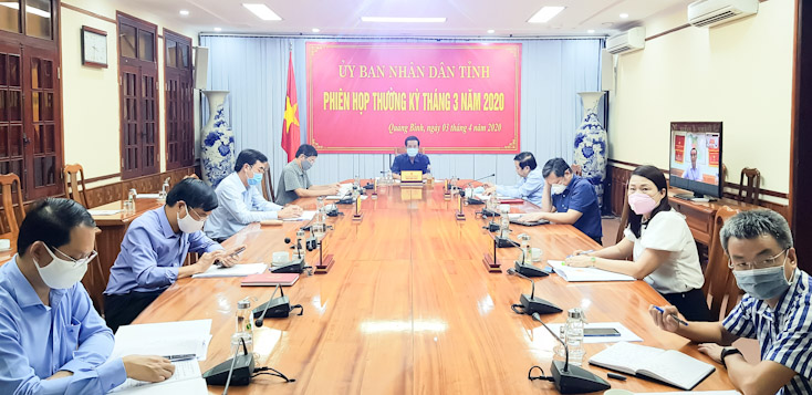 Đồng chí Trần Công Thuật, Chủ tịch UBND tỉnh chủ trì phiên họp trực tuyến tại điểm cầu UBND tỉnh.