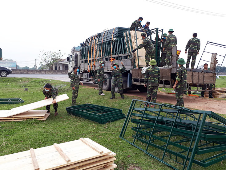 Lực lượng quân sự huyện Quảng Trạch chuẩn bị cơ sở vật chất cho khu cách ly