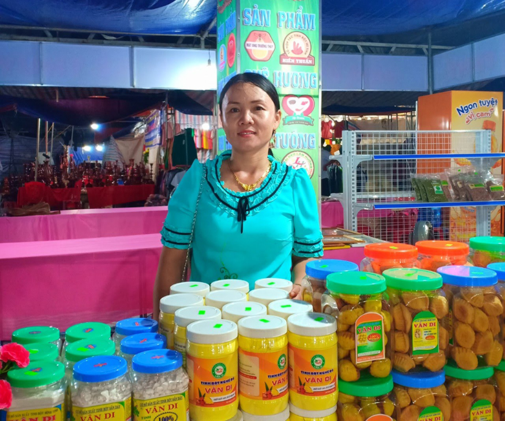 Chị Mai Thị Vân tích cực tham gia quảng bá, giới thiệu sản phẩm tinh bột nghệ Vân Di tại các hội chợ thương mại
