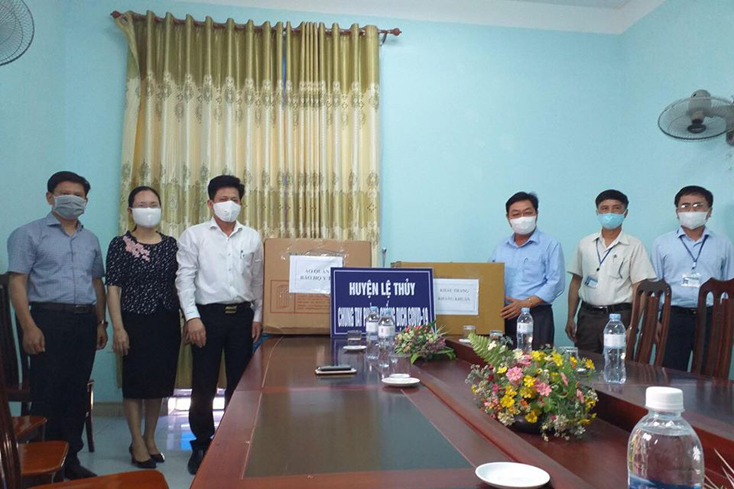 Các đồng chí lãnh đạo huyện Lệ Thủy đang tiếp nhận hàng ủng hộ phòng chống dịch bệnh Covid-19