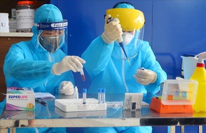    Xét nghiệm nhanh virus SARS-CoV-2 cho người dân tại trạm xét nghiệm nhanh huyện Thanh Oai. Ảnh: TTXVN phát
