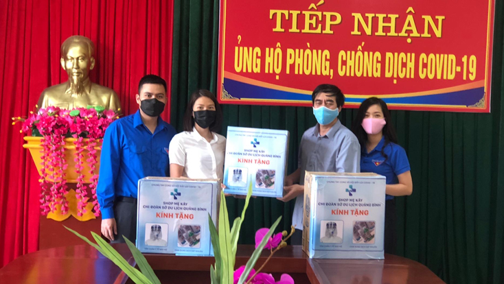 Chi đoàn Sở Du lịch cùng các nhà tài trợ trao mặt nạ và dung dịch sát khuẩn tại UBMTTQ Việt Nam huyện Quảng Trạch.