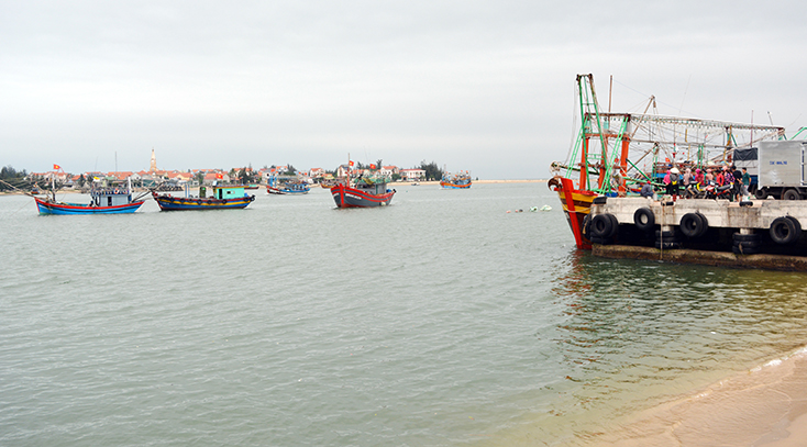Các tàu cá chuẩn bị vào cập cảng tại khu dịch vụ hậu cần nghề cá. 