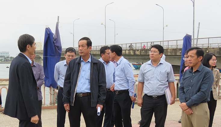  Đồng chí Chủ tịch UBND tỉnh Trần Công Thuật kiểm tra thực địa tại các gói thầu của dự án vào ngày 4-3-2020.