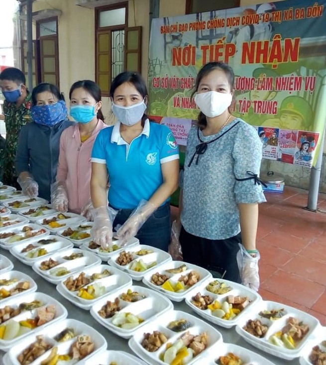   Hội LHPN phường Quảng Phong, thị xã Ba Đồn tham gia cùng với cán bộ, chiến sĩ chuẩn bị bữa ăn cho công dân tại các khu cách ly ở địa phương.