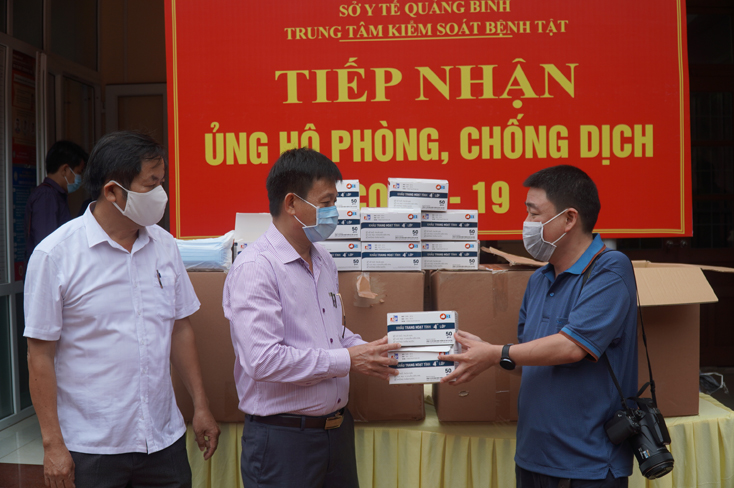 Nhà báo Minh Phong trao 10.000 khẩu trang kháng khuẩn 4+.