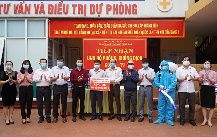 Hội Golf Quảng Bình trao 500 bộ áo quần bảo hộ y tế và 10 máy phun khử khuẩn.