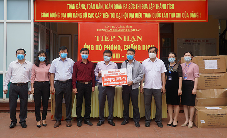 Doanh nhân Đỗ Quang Tiến, Giám đốc Công ty Tiến Đạt tặng 1.000 bộ áo quần bảo hộ đặc biệt cho các y bác sỹ ngành y tế Quảng Bình.