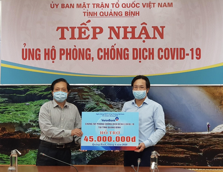 Đại diện Ban Thường trực Ủy ban MTTQVN tỉnh tiếp nhận số tiền ủng hộ 45 triệu đồng từ VietinBank Quảng Bình