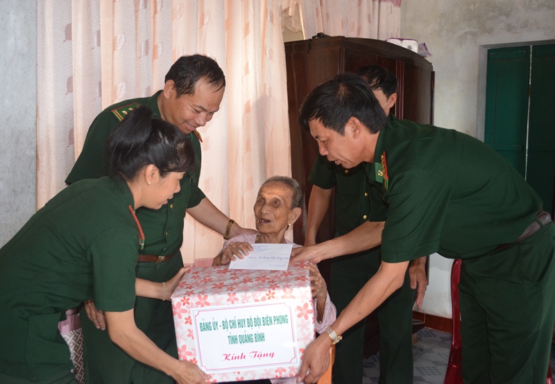  Lãnh đạo Đảng ủy BĐBP tỉnh tặng quà cho gia đình chính sách. 