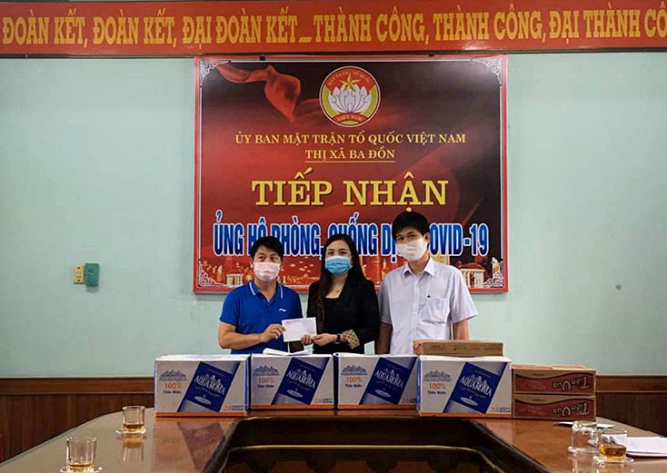 Ủy ban MTTQ Việt Nam thị xã Ba Đồn tiếp nhận hàng hóa ủng hộ phòng, chống dịch bệnh Covid-19.