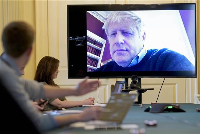 Thủ tướng Anh Boris Johnson thông báo qua video rằng ông bị nhiễm dịch COVIS-19, tại số 10 phố Downing, London ngày 27-3-2020. Ảnh: AFP/TTXVN