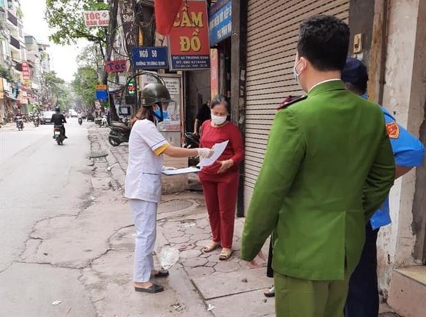 Nhân viên Trung tâm Y tế quận Hai Bà Trưng, Hà Nội, điều tra dịch tễ bệnh COVID-19 trên địa bàn. (Ảnh: Tuyết Mai/TTXVN)