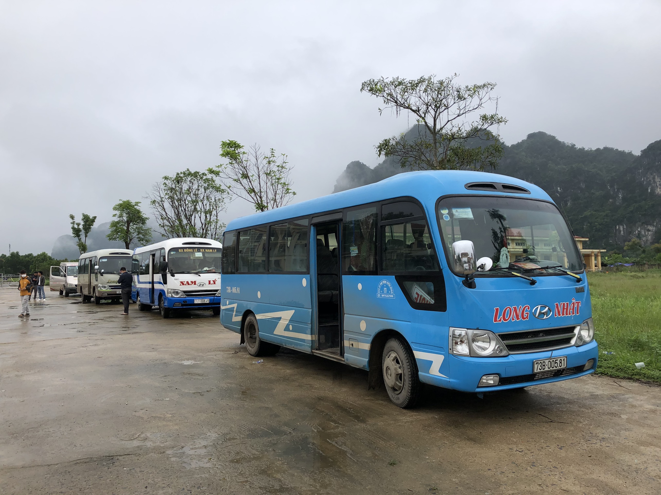 Ban Chỉ huy Quân sự huyện Minh Hóa chuẩn bị xe đưa công dân hết hạn cách ly về ga Đồng Lê và về với gia 