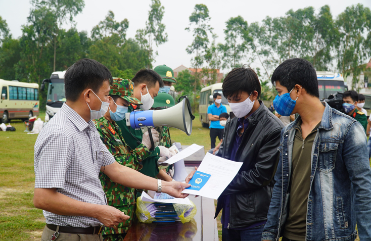 Công dân nhập cảnh qua Cửa khẩu quốc tế Cha Lo được trao giấy chứng nhận hoàn thành cách ly y tế tại Quảng Bình. 