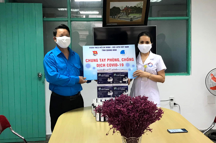 Đoàn tiến hành trao tặng nhu yếu phẩm tại Bệnh viện hữu nghị Việt Nam-Cu Ba Đồng Hới.