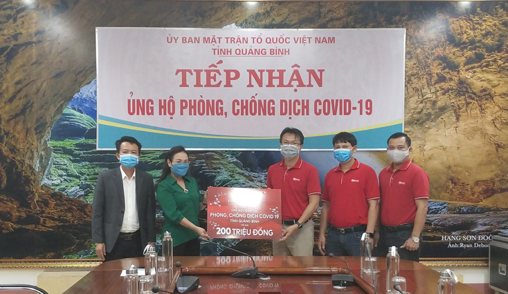 Bà Phạm Thị Hân, Ủy viên Ban Thường vụ Tỉnh ủy, Chủ tịch Ủy ban MTTQVN tỉnh tiếp nhận hỗ trợ 200 triệu đồng của cán bộ, công nhân viên Công ty TNHH Vật liệu xây dựng xi măng SCG Việt Nam ủng hộ phòng chống dịch.