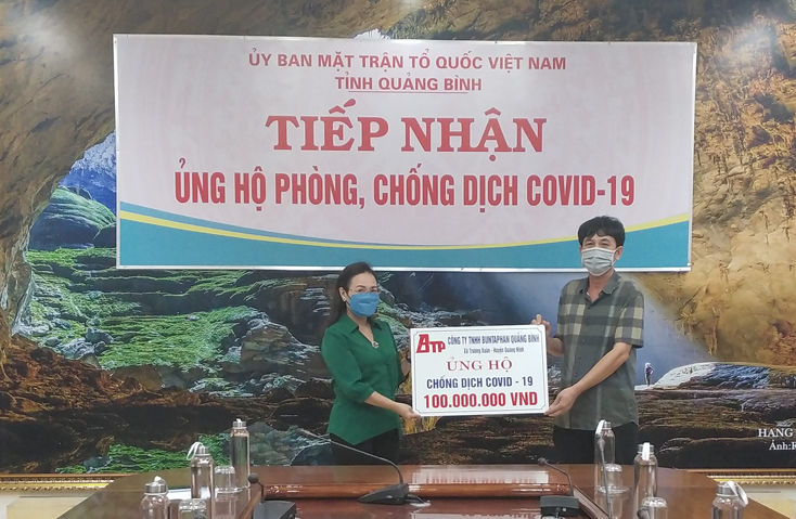  Công ty TNHH Buntaphan Quảng Bình trao số tiền 100 triệu đồng hỗ trợ công tác phòng chống dịch Covid-19 cho Ủy ban MTTQVN tỉnh.