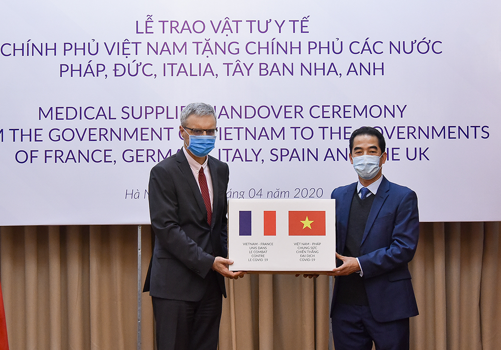 Thứ trưởng Ngoại giao Tô Anh Dũng trao hàng hỗ trợ phòng chống dịch Covid-19 của Chính phủ Việt Nam gửi tặng Chính phủ và nhân dân các nước Pháp, Đức, Italia, Tây Ban Nha và Anh ngày 07-4-2020