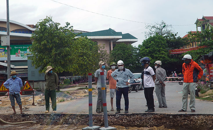 Cán bộ, công nhân thi công trên tuyến đường Hữu Nghị tập trung thành nhóm