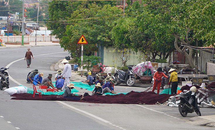 Người dân xã Bảo Ninh tập trung đông người vá lưới