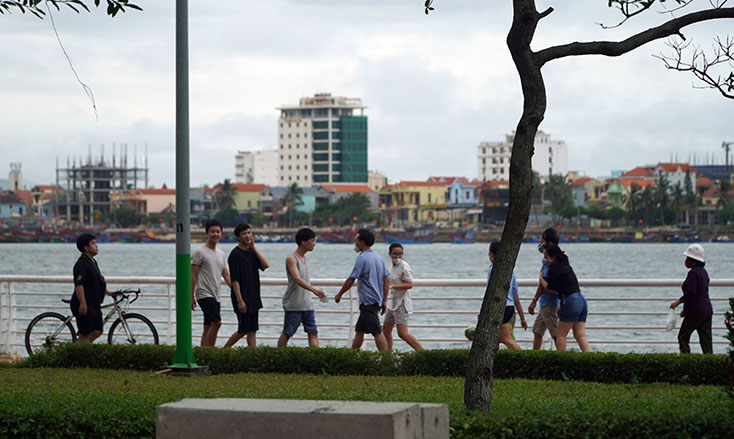 Khung cảnh tấp nập tại công viên dọc tuyến đường Quách Xuân Kỳ