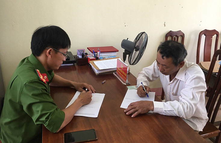 Công an xã Hàm Ninh lập hồ sơ xử lý đối tượng khai thác cát sạn trái phép. 