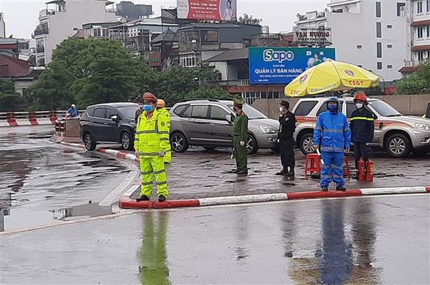 Lực lượng chức năng làm nhiệm vụ trực chốt tại cầu Chương Dương, hướng từ Trung tâm Hà Nội sang quận Long Biên. (Ảnh: Doãn Tấn/TTXVN)