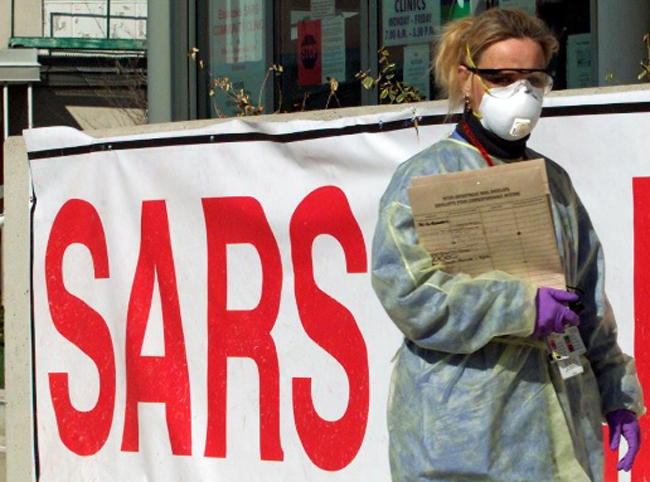   Một y tá bên ngoài phòng khám SARS ở Toronto, Canada. Ảnh: Reuters