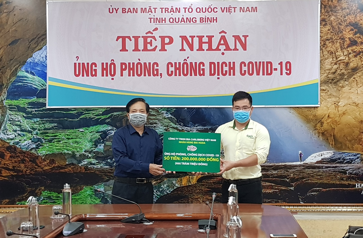 Đại diện Ban Thường trực Ủy ban MTTQVN tỉnh tiếp nhận số tiền ủng hộ 200.000.000 đồng từ Công ty TNHH TM Carlsberg Việt Nam tại Quảng Bình