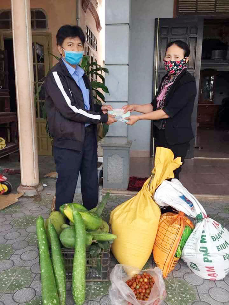 Hội Nông dân xã Quảng Phương (huyện Quảng Trạch) ủng hộ tiền và nhu yếu phẩm. 