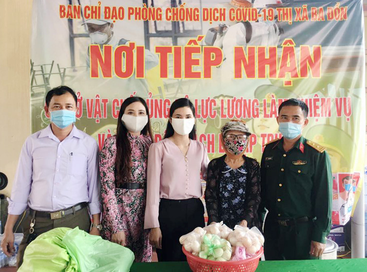 Hội viên Hội Nông dân phường Ba Đồn trực tiếp đến ủng hộ nhu yếu phẩm Ban Chỉ đạo phòng, chống dịch TX. Ba Đồn. 