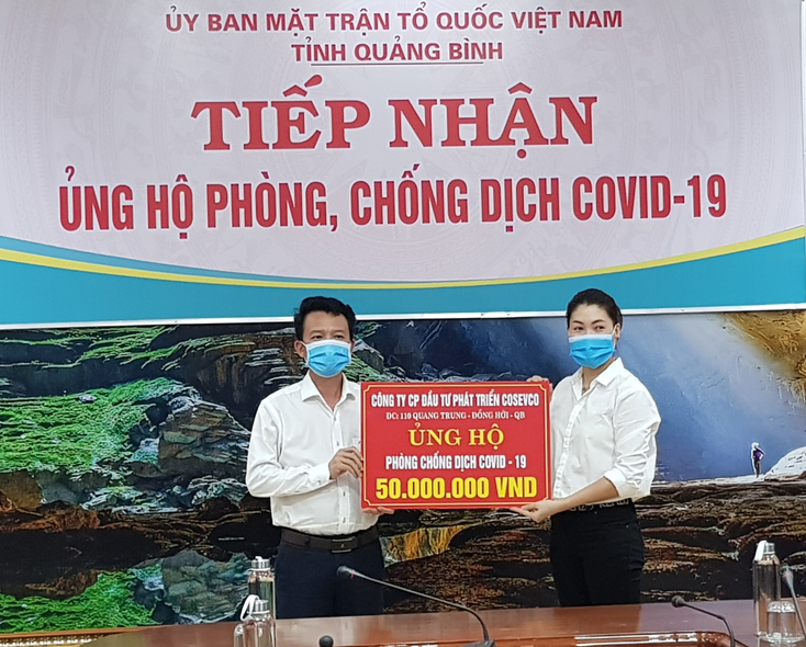 Đại diện Ban Thường trực Ủy ban MTTQVN tỉnh tiếp nhận số tiền ủng hộ 50 triệu đồng từ Công ty CP Đầu tư Phát triển Cosevco