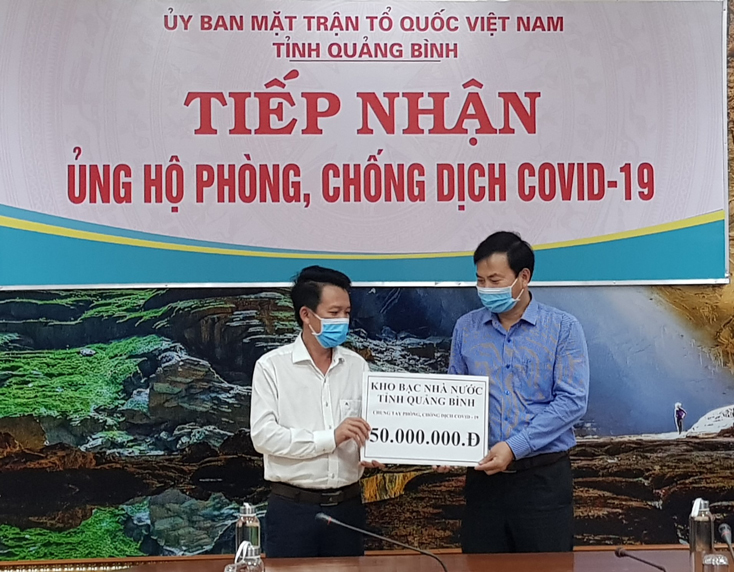  Đại diện lãnh đạo Kho bạc Nhà nước tỉnh trao số tiền hỗ trợ 50 triệu đồng cho Ủy ban MTTQVN tỉnh 