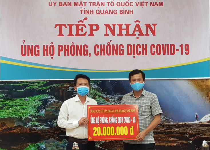 Đại diện lãnh đạo Sở Văn hóa và Thể thao tỉnh trao hỗ trợ 20 triệu đồng