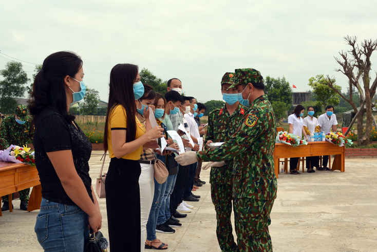 Trao giấy chứng nhận hoàn thành nhiệm vụ cách ly y tế cho các công dân.  • Kiểm tra sức khỏe trước khi lên xe.