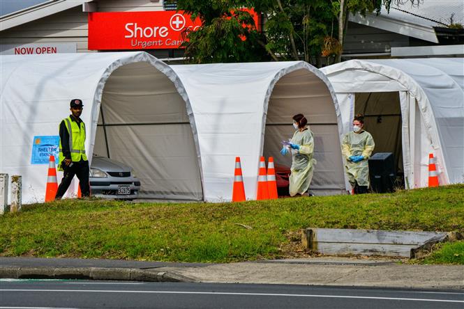  Nhân viên y tế làm việc tại một trạm xét nghiệm COVID-19 lưu động ở Auckland, New Zealand ngày 23-3-2020. Ảnh: THX/TTXVN