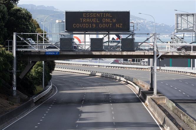 Cảnh vắng vẻ trên một tuyến đường ở Wellington, New Zealand ngày 26/3/2020, sau khi Chính phủ New Zealand quyết định phong tỏa toàn bộ đất nước trong vòng 4 tuần. Ảnh: AFP/TTXVN