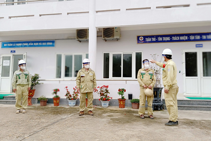 Kiểm tra thân nhiệt cán bộ, nhân viên hàng ngày khi đến cơ quan.